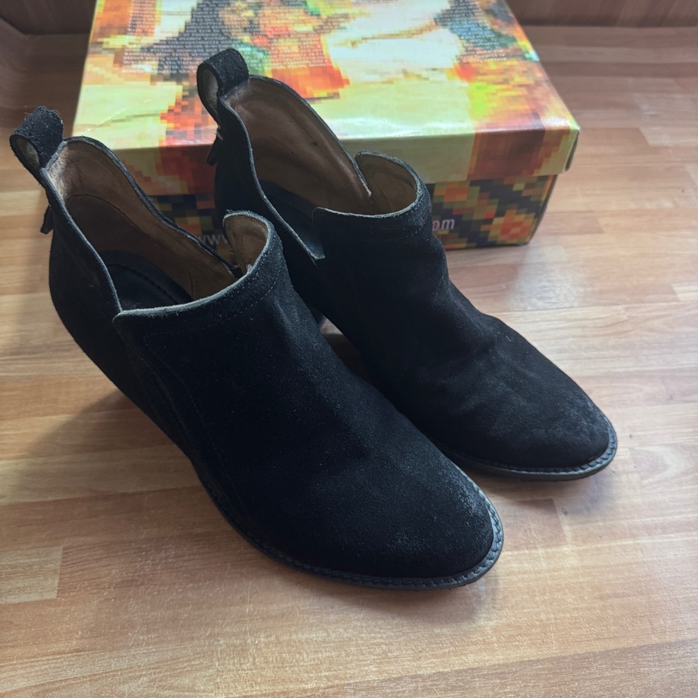 Jeffrey Campbell black oiled suede ankle bootie size 8.5
